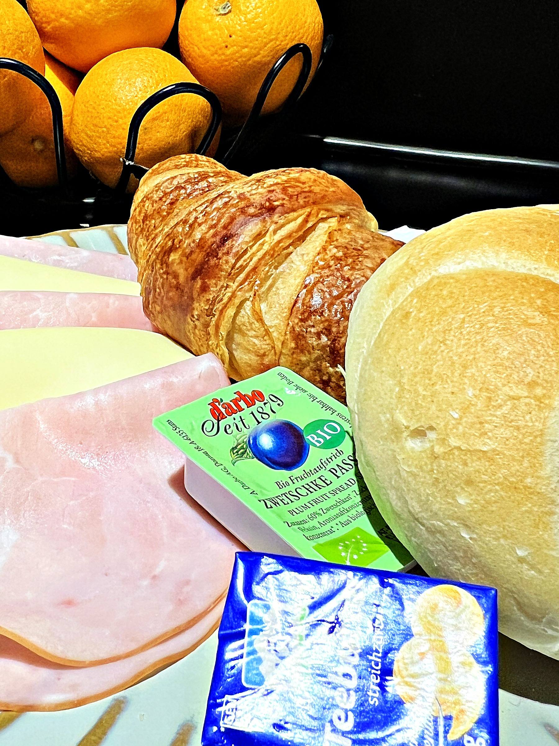 Wiener Frühstück mit Croissant, Semmel, Schinken, Käse, Butter und Marmelade