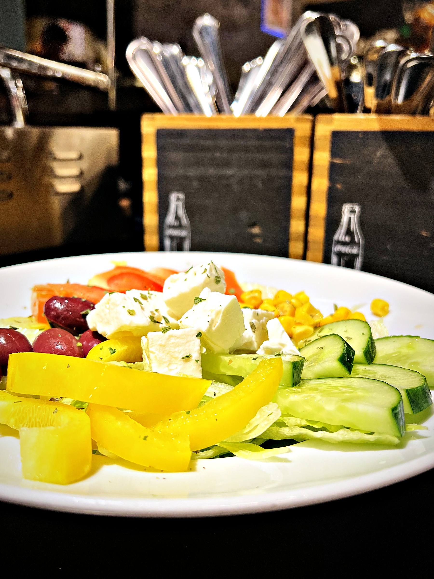 Griechischer Salat mit Schafskäse, Oliven, Paprika, Mais und Gurke